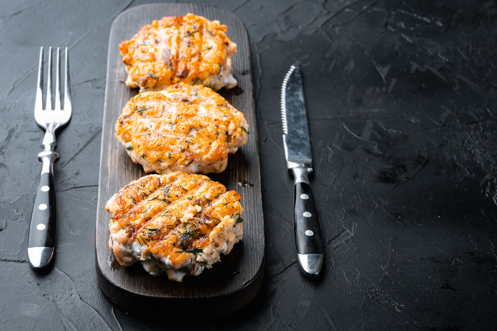 Salmon cakes with lemon dill sauce